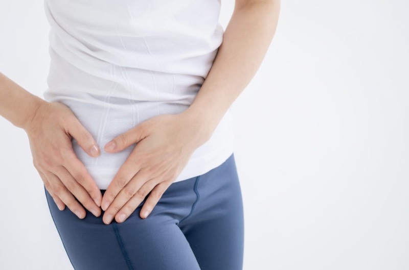 股関節の痛みを抱える女性